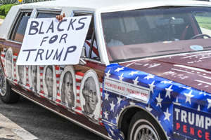 Supporters of former US President Donald Trump drive past his residence at Mar-A-Lago in Palm Beach, Florida, on August 9, 2022. - Former US President Donald Trump said on August 8, 2022, that his Mar-A-Lago residence in Florida was being "raided" by FBI agents in what he called an act of "prosecutorial misconduct."