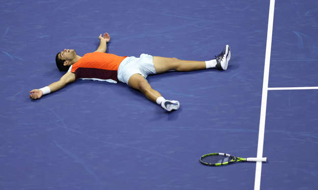 Folie 1 von 28: Carlos Alcaraz ist in die Geschichte des ATP-Tennis eingegangen. Sein unberechenbares, solides und virtuoses Tennisspiel hat ihn zur jüngsten Nummer 1 in der Geschichte der ATP gemacht.