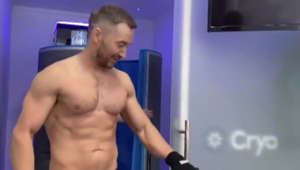 Anthony Quinlan shows off his muscles as he tries cryotherapy