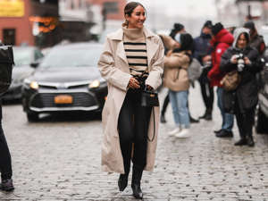 Winter-Trend: Vergiss Schwarz! Jeans ist jetzt in dieser Farbe in Getty Images