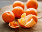 Die meisten Menschen wissen nicht, dass Mandarinenschalen auf (mindestens) 15 clevere und nützliche Arten verwendet werden können. Die kleinen orangenen Früchte wirken mit ihrem hohen Vitamin-C-Gehalt nicht nur Wunder für unsere Gesundheit, sie erfüllen auch viele nützliche Funktionen im Haushalt, bei der Reinigung und natürlich in der Küche. Wir verraten euch, welche: