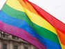 Foto de bandeira LGBT numa sala de aula foi tirada em Portugal?