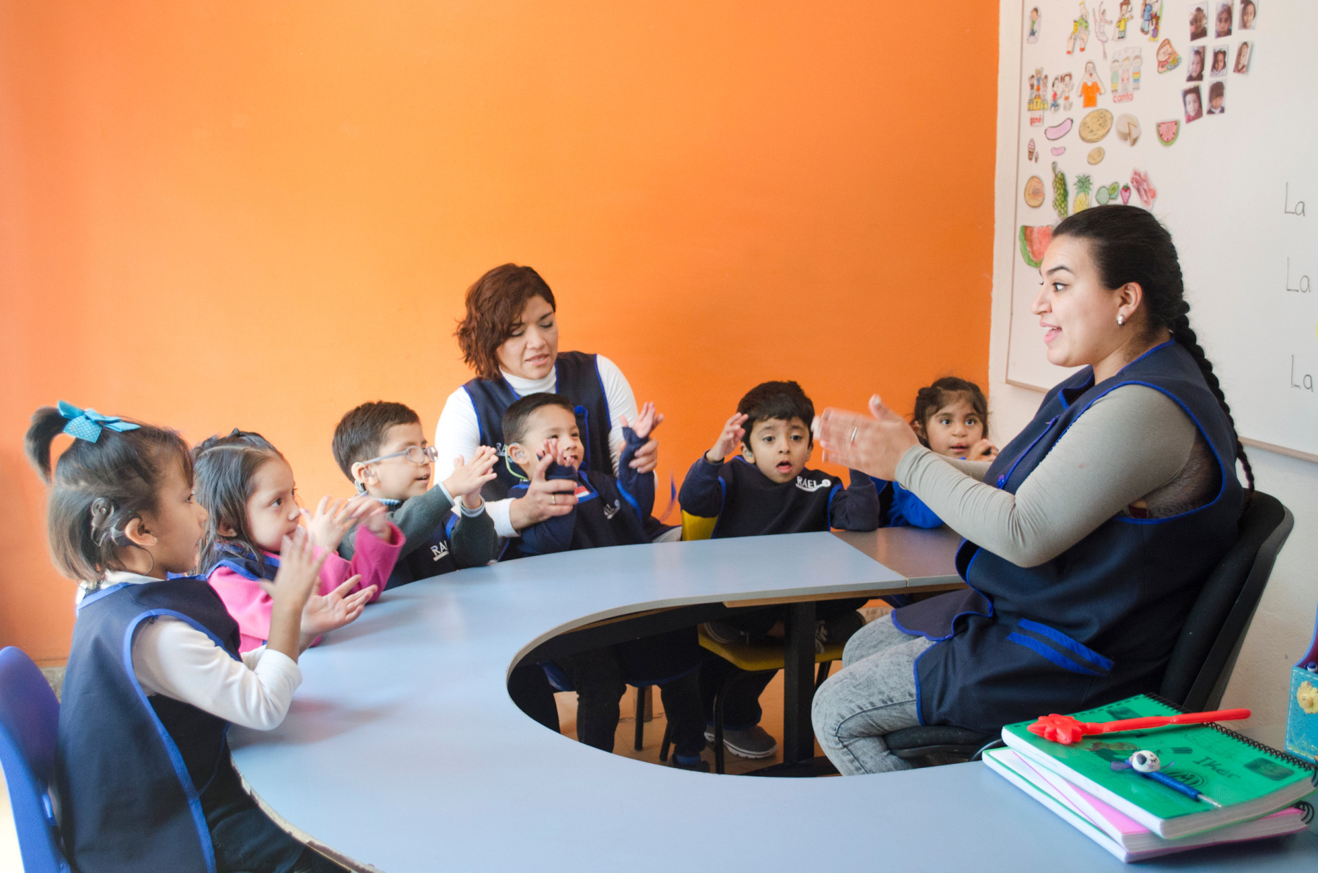 Enseigner La Langue Des Signes Aux Enfants Une Pratique Aux Nombreux