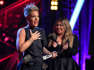 Pink sintió como un 'milagro' actuar con Kelly Clarkson en los iHeartRadio Music Awards