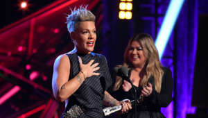 Pink sintió como un 'milagro' actuar con Kelly Clarkson en los iHeartRadio Music Awards