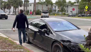 Un video de Ben Affleck y Jennifer Lopez muestra al actor molesto, dando un portazo a su auto
