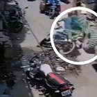 Mulher quase é esmagada por escavadeira após cair de moto na Índia