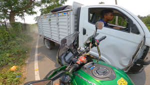 Motoqueiro escapa por pouco de caminhão desgovernado na Índia