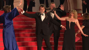 Festival di Cannes: Nanni Moretti e il cast del suo 'Il Sol dell'Avvenire' ballano sul tappeto rosso