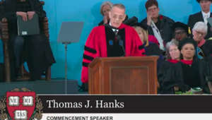 Tom Hanks faz discurso inspirador para formandos de Harvard