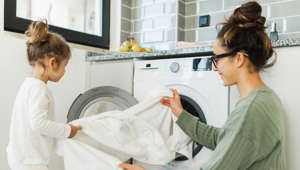 Handtücher, Bettwäsche und Co.: So oft muss man sie waschen