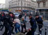Des militants écologistes sont présents devant la salle parisienne où doit se tenir l’AG de Total, à 10 heures ce vendredi. L’an dernier, des actionnaires avaient été empêchés d’y aller.
