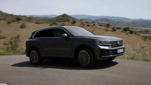 Volkswagen is upgrading the third generation of the Touareg with extensive improvements: the suspension as well as the display and operating concept of the full-size SUV have been revised, and the front and rear design have been sharpened. Particularly striking features are the newly developed HD matrix headlights at the front and the LED taillights, which are realised as a light strip. For the first time in Germany it incorporates a red-illuminated Volkswagen logo. Presales will begin tomorrow on Thursday, 25 May. Prices start from €69,200.