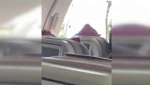 Passagier öffnet Flugzeugtür während Flugs