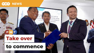 Defence minister Mohamad Hasan says despite the takeover, a new joint committee led by the two ministries will monitor the LCS project.Read More: https://www.freemalaysiatoday.com/category/nation/2023/05/26/finance-ministry-establishes-spv-to-take-over-bns/Laporan Lanjut: https://www.freemalaysiatoday.com/category/bahasa/tempatan/2023/05/26/boustead-tubuh-jawatankuasa-pantau-projek-lcs/Free Malaysia Today is an independent, bi-lingual news portal with a focus on Malaysian current affairs. Subscribe to our channel - http://bit.ly/2Qo08ry ------------------------------------------------------------------------------------------------------------------------------------------------------Check us out at https://www.freemalaysiatoday.comFollow FMT on Facebook: http://bit.ly/2Rn6xEVFollow FMT on Dailymotion: https://bit.ly/2WGITHMFollow FMT on Twitter: http://bit.ly/2OCwH8a Follow FMT on Instagram: https://bit.ly/2OKJbc6Follow FMT on TikTok : https://bit.ly/3cpbWKKFollow FMT Telegram - https://bit.ly/2VUfOrvFollow FMT LinkedIn - https://bit.ly/3B1e8lNFollow FMT Lifestyle on Instagram: https://bit.ly/39dBDbe------------------------------------------------------------------------------------------------------------------------------------------------------Download FMT News App:Google Play – http://bit.ly/2YSuV46App Store – https://apple.co/2HNH7gZHuawei AppGallery - https://bit.ly/2D2OpNP#FMTNews #LCSProject #MohamadHasan #BousteadNavalShipyard