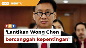 Pusat Memerangi Rasuah dan Kronisme (C4) tidak berpuas hati dengan penjelasan Ahli Parlimen Subang Wong Chen berhubung pelantikannya sebagai pengerusi bukan eksekutif Malaysia Debt Ventures Bhd (MDV).Free Malaysia Today is an independent, bi-lingual news portal with a focus on Malaysian current affairs. Subscribe to our channel - http://bit.ly/2Qo08ry ------------------------------------------------------------------------------------------------------------------------------------------------------Check us out at https://www.freemalaysiatoday.comFollow FMT on Facebook: http://bit.ly/2Rn6xEVFollow FMT on Dailymotion: https://bit.ly/2WGITHMFollow FMT on Twitter: http://bit.ly/2OCwH8a Follow FMT on Instagram: https://bit.ly/2OKJbc6Follow FMT on TikTok : https://bit.ly/3cpbWKKFollow FMT Telegram - https://bit.ly/2VUfOrvFollow FMT LinkedIn - https://bit.ly/3B1e8lNFollow FMT Lifestyle on Instagram: https://bit.ly/39dBDbe------------------------------------------------------------------------------------------------------------------------------------------------------Download FMT News App:Google Play – http://bit.ly/2YSuV46App Store – https://apple.co/2HNH7gZHuawei AppGallery - https://bit.ly/2D2OpNP#FMTNews #C4 #WongChen #MDV #LantikanBercanggah