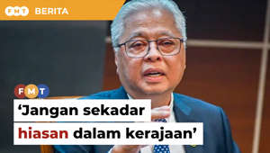 Umno tidak boleh sekadar menjadi “hiasan” dalam kerajaan perpaduan, dan mesti tidak takut untuk menegur demi kebaikan bangsa dan tanah air, kata Ismail Sabri Yaakob.Laporan Lanjut: https://www.freemalaysiatoday.com/category/bahasa/tempatan/2023/05/27/jangan-sekadar-hiasan-dalam-kerajaan-ismail-ingatkan-umno/Free Malaysia Today is an independent, bi-lingual news portal with a focus on Malaysian current affairs. Subscribe to our channel - http://bit.ly/2Qo08ry ------------------------------------------------------------------------------------------------------------------------------------------------------Check us out at https://www.freemalaysiatoday.comFollow FMT on Facebook: http://bit.ly/2Rn6xEVFollow FMT on Dailymotion: https://bit.ly/2WGITHMFollow FMT on Twitter: http://bit.ly/2OCwH8a Follow FMT on Instagram: https://bit.ly/2OKJbc6Follow FMT on TikTok : https://bit.ly/3cpbWKKFollow FMT Telegram - https://bit.ly/2VUfOrvFollow FMT LinkedIn - https://bit.ly/3B1e8lNFollow FMT Lifestyle on Instagram: https://bit.ly/39dBDbe------------------------------------------------------------------------------------------------------------------------------------------------------Download FMT News App:Google Play – http://bit.ly/2YSuV46App Store – https://apple.co/2HNH7gZHuawei AppGallery - https://bit.ly/2D2OpNP#FMTNews #UMNO #IsmailSabriYaakob #KerajaanPerpaduan