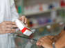 Farmácias vão passar a dispensar medicamentos contra o cancro ou o VIH