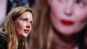 Cannes : la Palme d’or Justine Triet charge le gouvernement, la ministre de la Culture « estomaquée »
