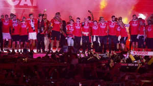 Jogadores e adeptos unem-se e cantam o hino do Benfica no Marquês