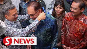 Anwar gets gold media card in appreciation of continued support for media freedom
