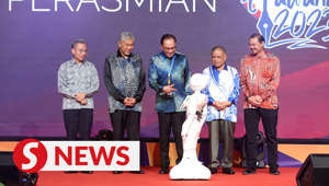 Media practitioners should be allowed to criticise the government without fear, says Datuk Seri Dr Anwar Ibrahim.The Prime Minister said during the 2023 National Journalists' Day (Hawana) summit in Ipoh, Perak on Sunday (May 28), that the media should get rid of the old culture of writing in favour of the ruling administration and should also include the Opposition’s views.Read more at https://shorturl.at/ptxIMWATCH MORE: https://thestartv.com/c/newsSUBSCRIBE: https://cutt.ly/TheStarLIKE: https://fb.com/TheStarOnline