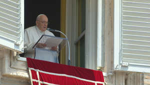Il Papa al Regina Coeli: "La paura blocca, paralizza. Come quella per lo straniero, il diverso"