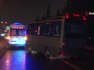 Ümraniye'de aşırı hızlı araç bariyerlere ve yol kenarındaki minibüse çarptı: 1 ölü, 2 yaralı