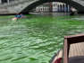 Möglicher Farbanschlag: Teile des Canal Grande in Venedig leuchten grün