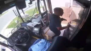 Passeggero spara all'autista di un autobus in North Carolina, il conducente risponde. Il video