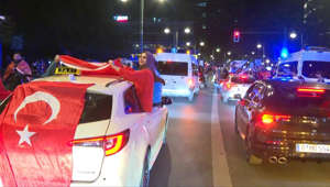 Erdogan-Anhänger in Deutschland feiern auf den Straßen
