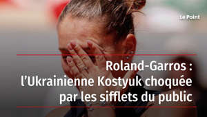 « Les gens devraient avoir honte ! » Huée dimanche à Roland-Garros pour avoir refusé de serrer la main de sa rivale biélorusse, l'Ukrainienne Marta Kostyuk ne comprenait pas l'attitude hostile d'une partie du public français. « Ce qui s'est passé aujourd'hui, je dois avouer que je ne m'y attendais pas », a réagi la joueuse, battue par la numéro 2 mondiale, Aryna Sabalenka 6-3, 6-2.https://www.lepoint.fr/tennis/roland-garros-l-ukrainienne-kostyuk-choquee-par-les-sifflets-du-public-28-05-2023-2521999_580.phpRetrouvez-nous sur :- Youtube : https://www.youtube.com/c/lepoint/- Facebook : https://www.facebook.com/lepoint.fr/- Twitter : https://twitter.com/LePoint- Instagram : https://www.instagram.com/lepointfr- Tik Tok : https://www.tiktok.com/@lepointfr- LinkedIn : https://www.linkedin.com/company/le-point/posts/- www.lepoint.fr