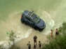 Una conductora ebria entra con su auto hasta el agua en una playa de Florida