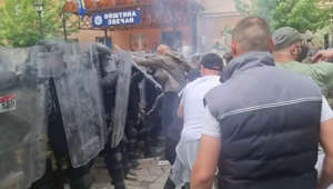 Soldati italiani feriti negli scontri tra manifestanti serbi e le forze di sicurezza NATO in Kosovo