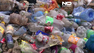 La décharge de Dandora, située au Kenya, est le théâtre d'une scène quotidienne où des dizaines de personnes s'affairent à trier près de 2 000 tonnes de déchets.