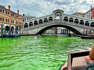 Grüner Canal Grande in Venedig: Was steckt dahinter?