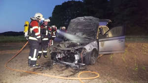 Auto gerät während der Fahrt in Brand: Brennendes Fahrzeug rollt unkontrolliert weiter