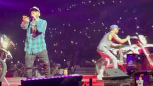 Rapper lança moto do palco sem querer durante show