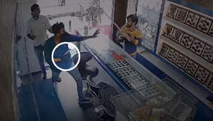 Brave jeweler thwarts armed robbery attempt in shop showroom