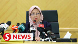 Health Minister Dr Zaliha Mustafa told a press conference on Tuesday that despite the increase in Covid-19 cases since the Hari Raya celebrations, the ministry will stick to its plan of reviewing the country’s transition to endemic status by next month.Read more at https://shorturl.at/eiCHVWATCH MORE: https://thestartv.com/c/newsSUBSCRIBE: https://cutt.ly/TheStarLIKE: https://fb.com/TheStarOnline