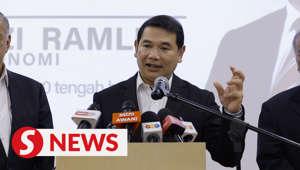 Rafizi Ramli said the recent depreciation of the Malaysian ringgit against the US dollar could be traced back to the uncertainties in the United States beginning in February.The Economy Minister added that the nation's economic fundamentals remain strong, expressing cautious optimism that the situation would stabilise in the coming months.WATCH MORE: https://thestartv.com/c/newsSUBSCRIBE: https://cutt.ly/TheStarLIKE: https://fb.com/TheStarOnline