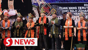 Former Sabah chief minister Tan Sri Joseph Pairin Kitingan has said that Datuk Seri Anwar Ibrahim is the "first Malaysian Prime Minister" to grace the state's Kaamatan celebrations, despite the fact that former premier Tun Dr Mahathir Mohamad attended the celebrations back in 1994.Read more at https://shorturl.at/prGHZWATCH MORE: https://thestartv.com/c/newsSUBSCRIBE: https://cutt.ly/TheStarLIKE: https://fb.com/TheStarOnline