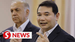 The process for companies seeking to hire professional expatriates will be shortened from about three months to about 20 days, says Rafizi Ramli.The Economy Minister said this would be made possible through a "single window approach" to be implemented from June 15.Read more at https://rb.gy/2ob0rWATCH MORE: https://thestartv.com/c/newsSUBSCRIBE: https://cutt.ly/TheStarLIKE: https://fb.com/TheStarOnline