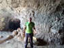 Uno de los arqueólogos explicando la disposición de la cueva