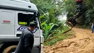 O veículo literalmente atolou na SC-108, rodovia estadual em péssimas condições entre Angelina e Major Gercino, na Grande Florianópolis.