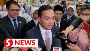 Johor hopes to receive additional doctors, nurses and medical personnel from the Federal Government soon to address the shortage of such staff in the state, says Datuk Onn Hafiz Ghazi.The Johor Mentri Besar said when attending the state-level International Nurse’s Day celebration on Thursday (June 1) that the state was currently facing a shortage of about 2,800 medical staff, which resulted in the overcrowding of public healthcare facilities, especially in Johor Baru.Meanwhile, state health and unity committee chairman Ling Tian Soon said the Health Ministry has given its word that it will help to address the shortage of medical staff in Johor.Read more at https://tinyurl.com/yfpa4ehkWATCH MORE: https://thestartv.com/c/newsSUBSCRIBE: https://cutt.ly/TheStarLIKE: https://fb.com/TheStarOnline