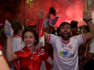 La afición del Sevilla sale a la calle para celebrar la copa después de una temporada muy complicada