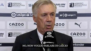 Cori razzisti contro Vinicius, Ancelotti in diretta è furioso: «Volete parlare di calcio? Io no. Qui c'è un problema»