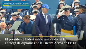 Biden se cae en graduación de la Fuerza Aérea
