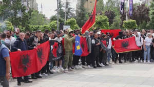 Sérvios e albaneses protestam em Kosovo